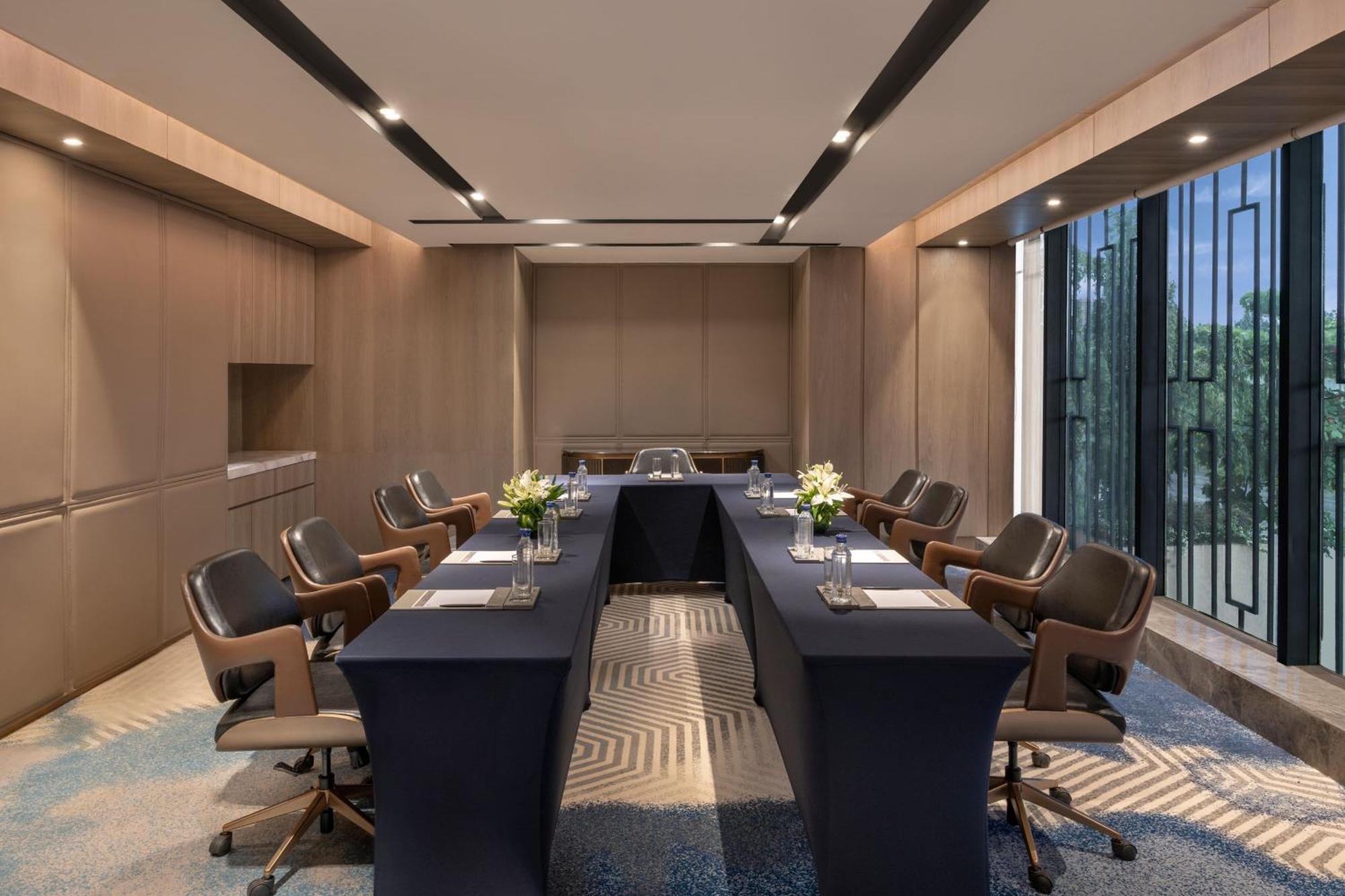 Navi Mumbai Marriott Hotel Exterior photo