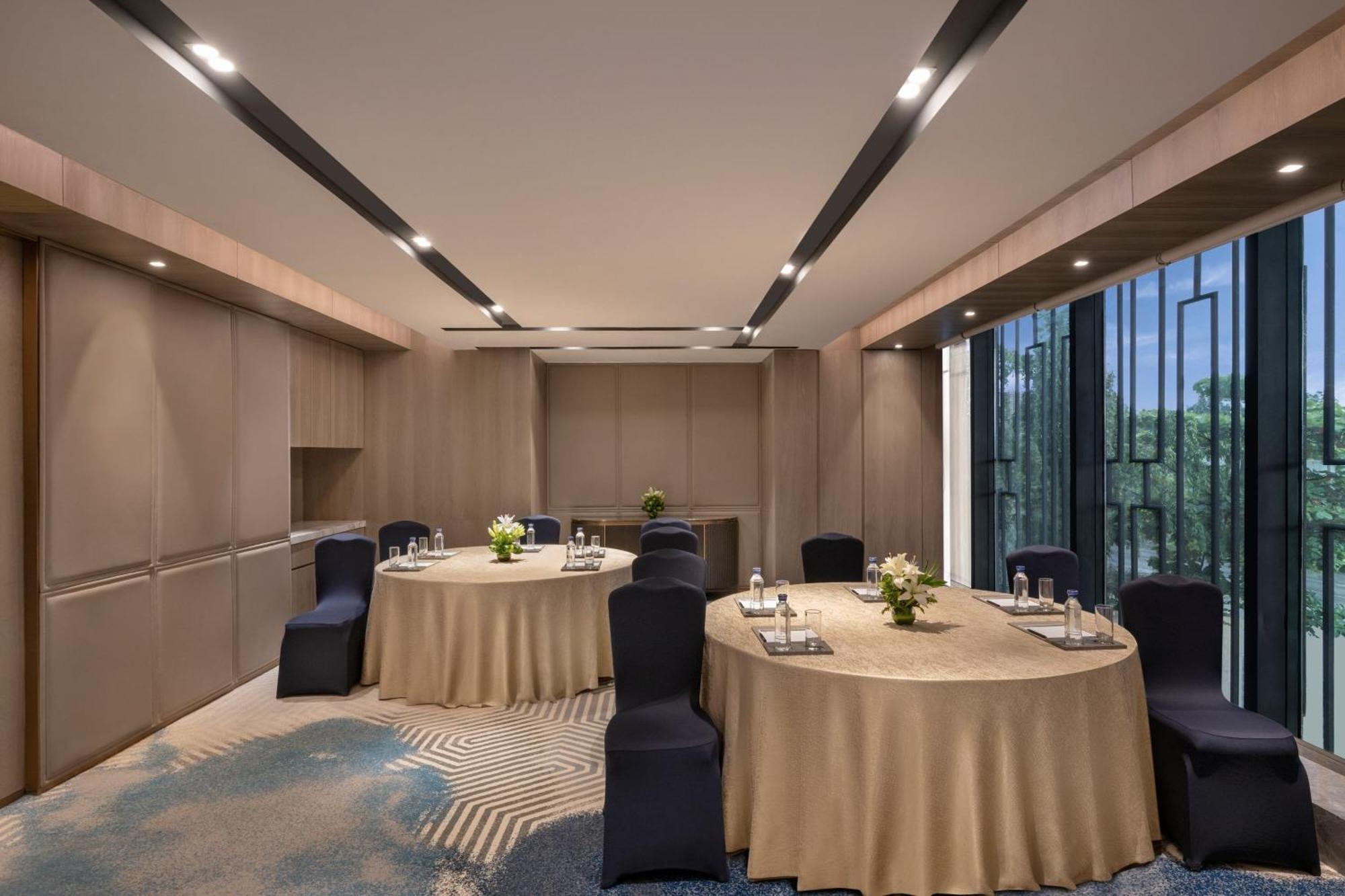 Navi Mumbai Marriott Hotel Exterior photo
